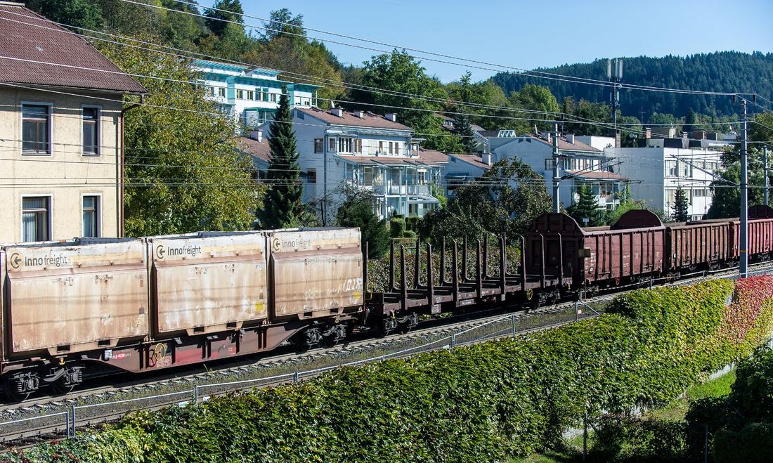 Güterzug direkt vor Wohnhäusern in Pörtschach