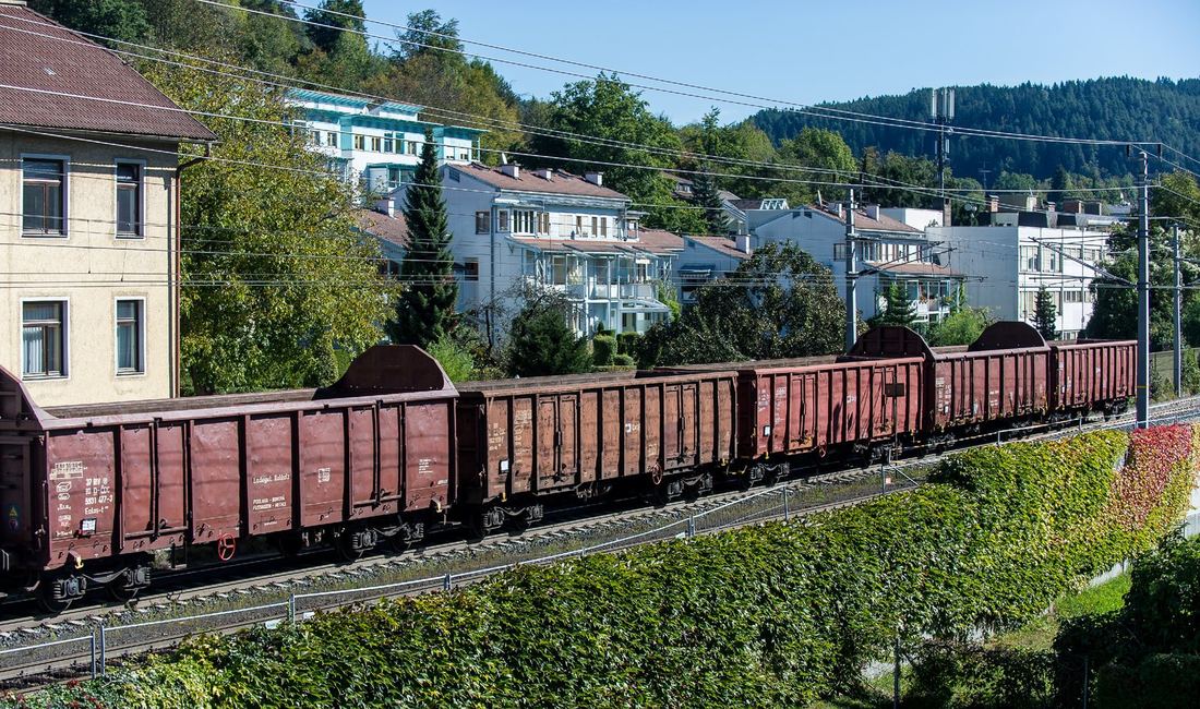 Offene Güterwagen entlang der Wohnhäuser