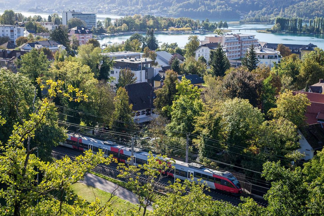 Cityjet-Nahverkehrszug in Pörtschach mit Seeblick