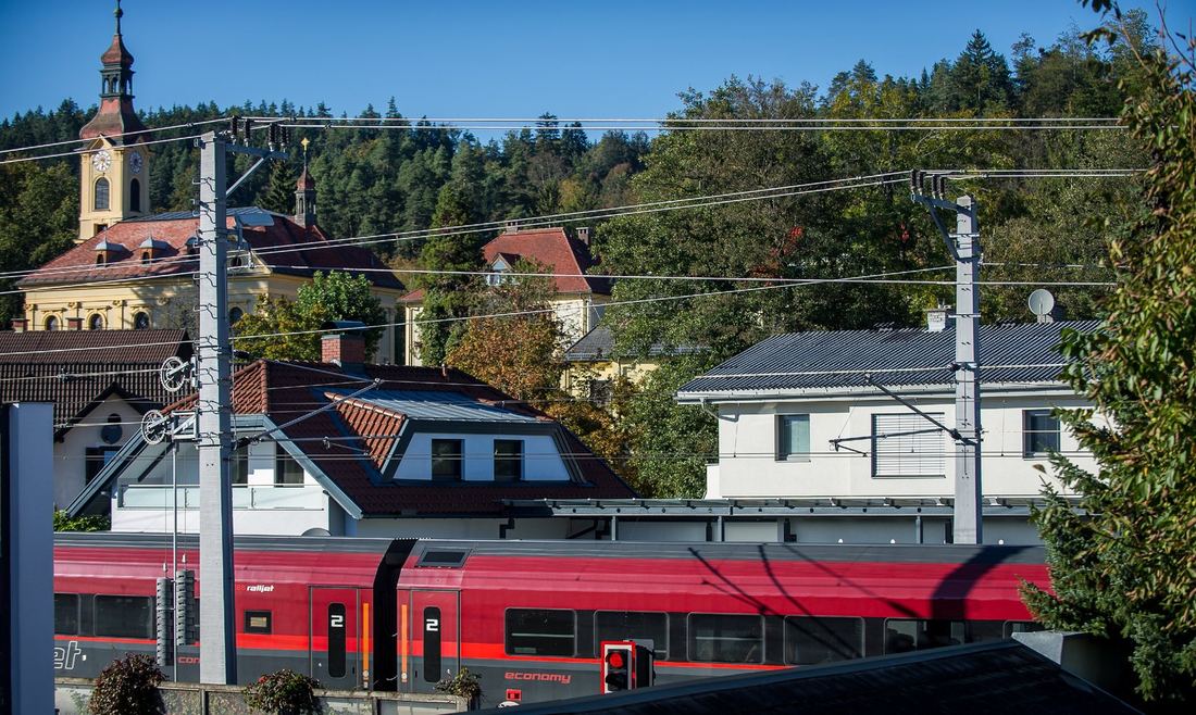 Railjet vor der Pörtschacher Kirche