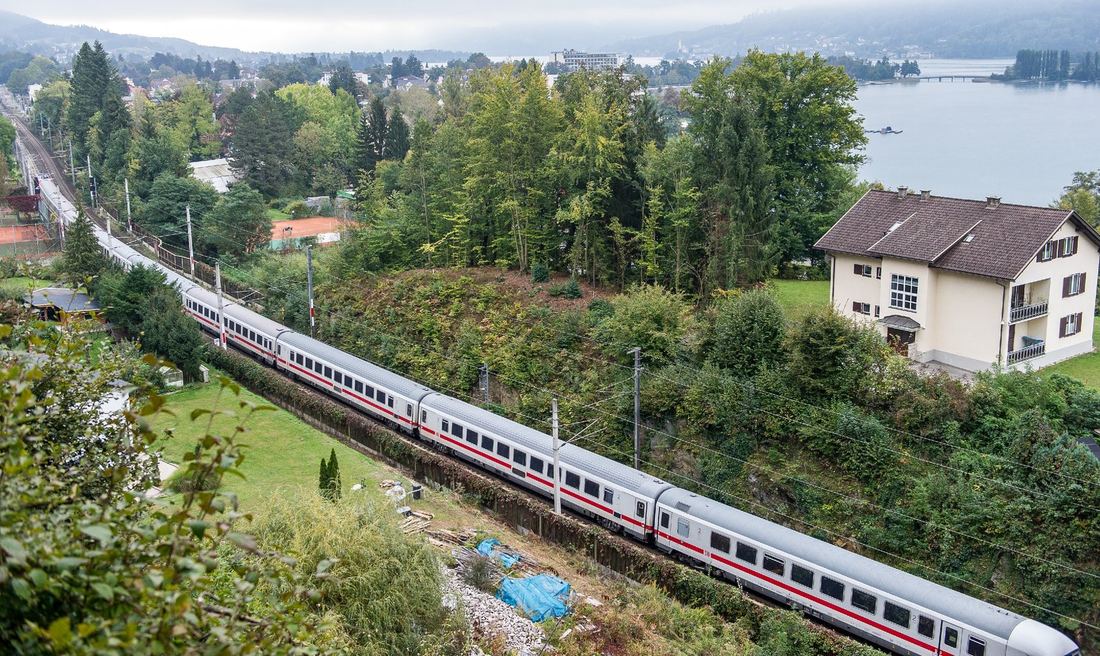 Langer InterCity-Personenzug am Wörthersee-Ufer
